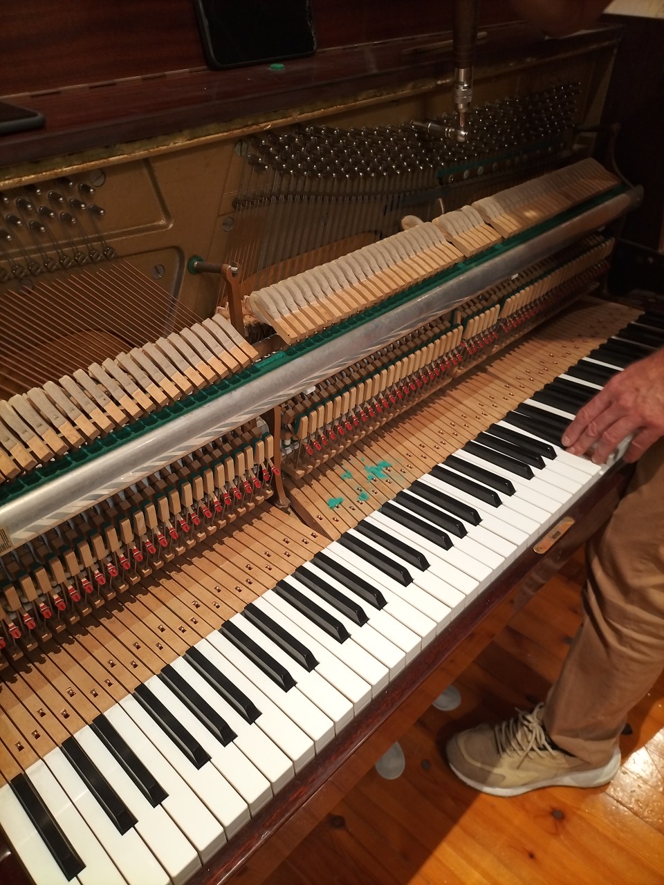 Afinació de piano vertical amb clau d'afinar