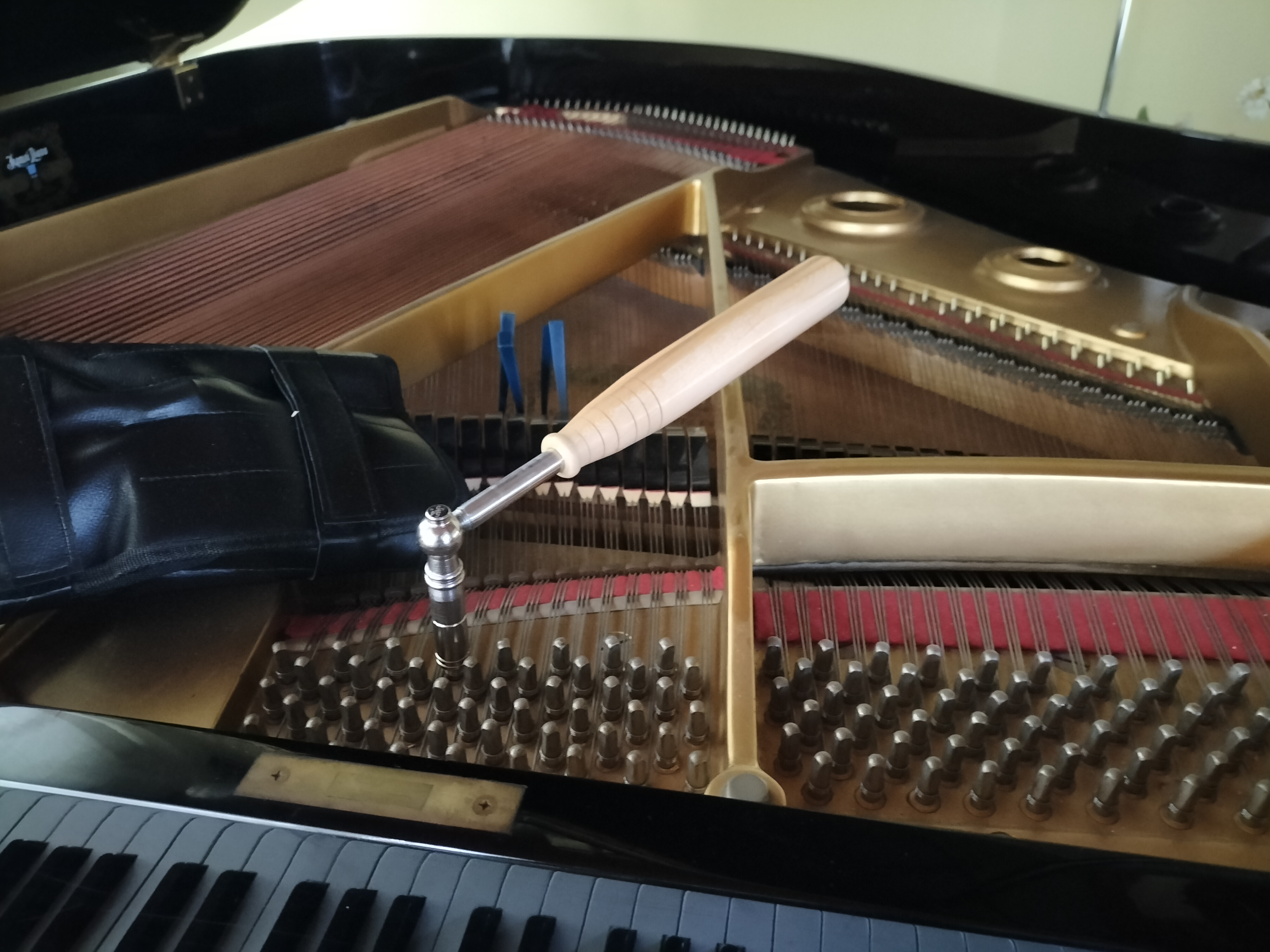 Clau d'afinació sobre un piano de cua