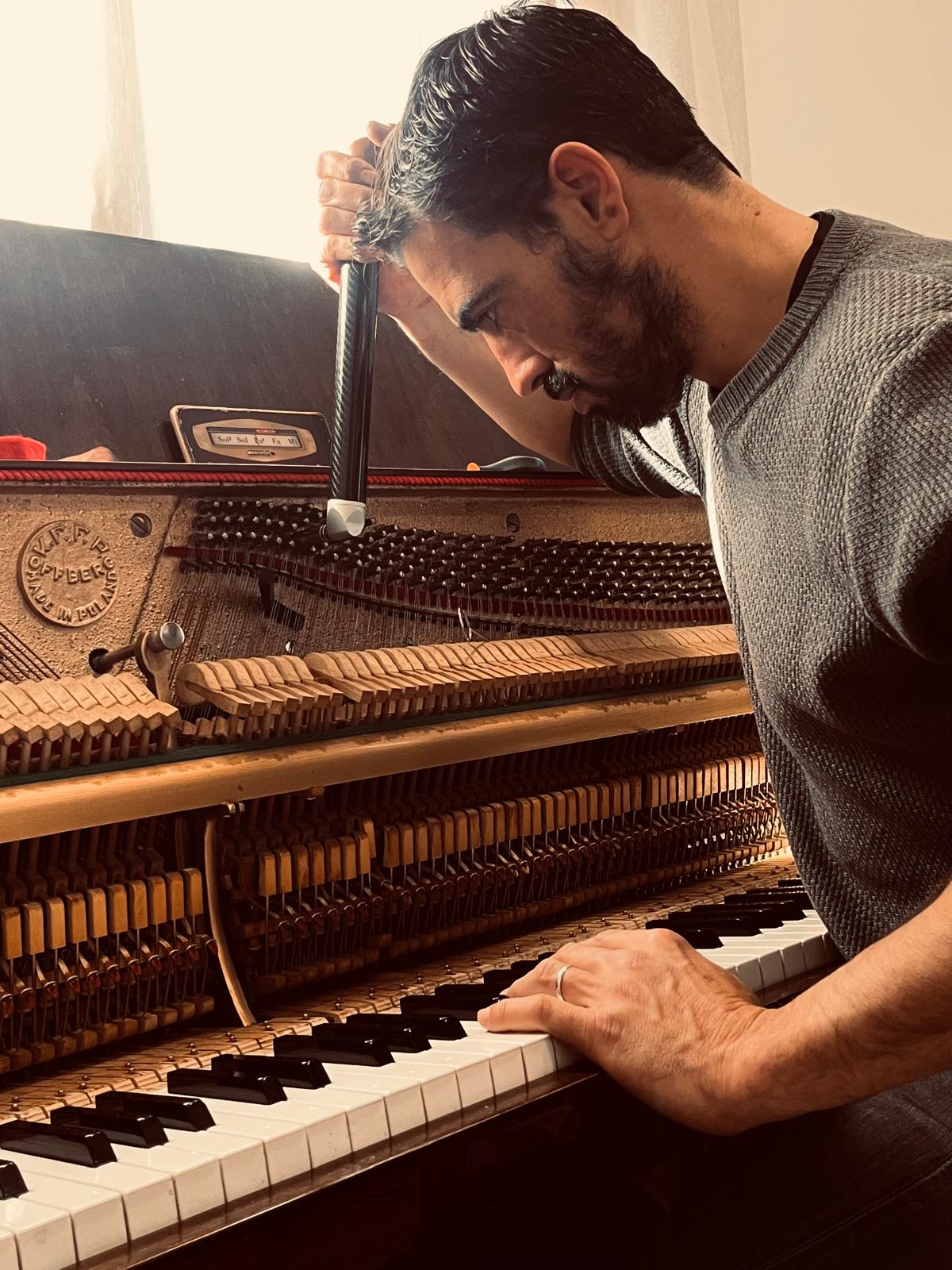 Afinador de pianos treballant a Barcelona